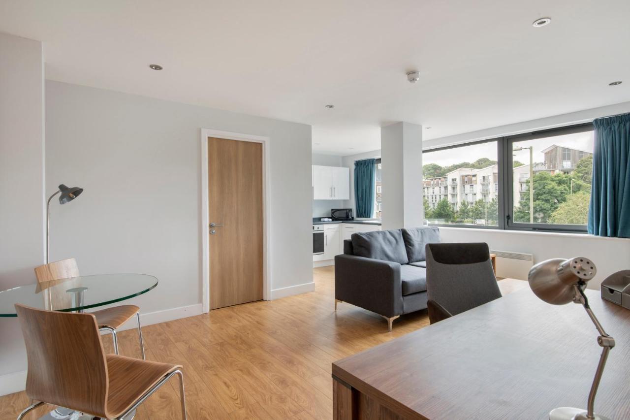 Hq Aparthotel Farnborough Фарнборо Экстерьер фото