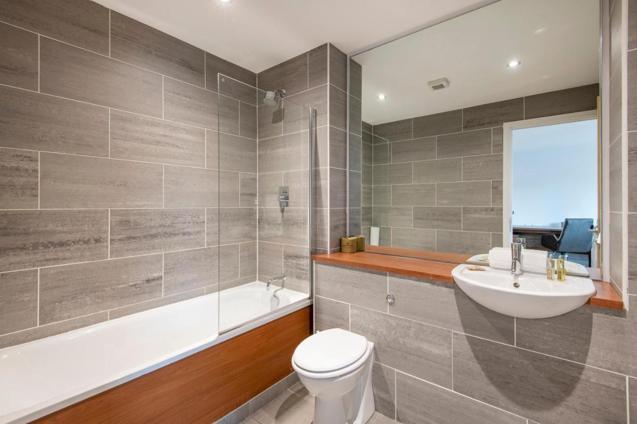 Hq Aparthotel Farnborough Фарнборо Экстерьер фото