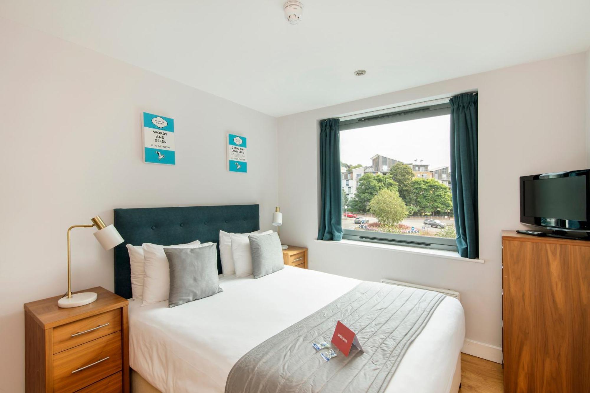 Hq Aparthotel Farnborough Фарнборо Экстерьер фото