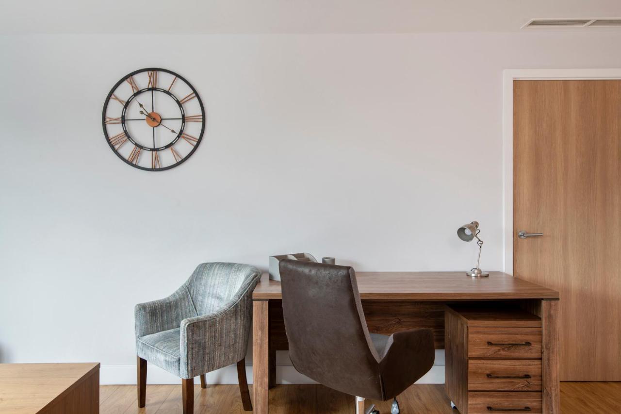 Hq Aparthotel Farnborough Фарнборо Экстерьер фото