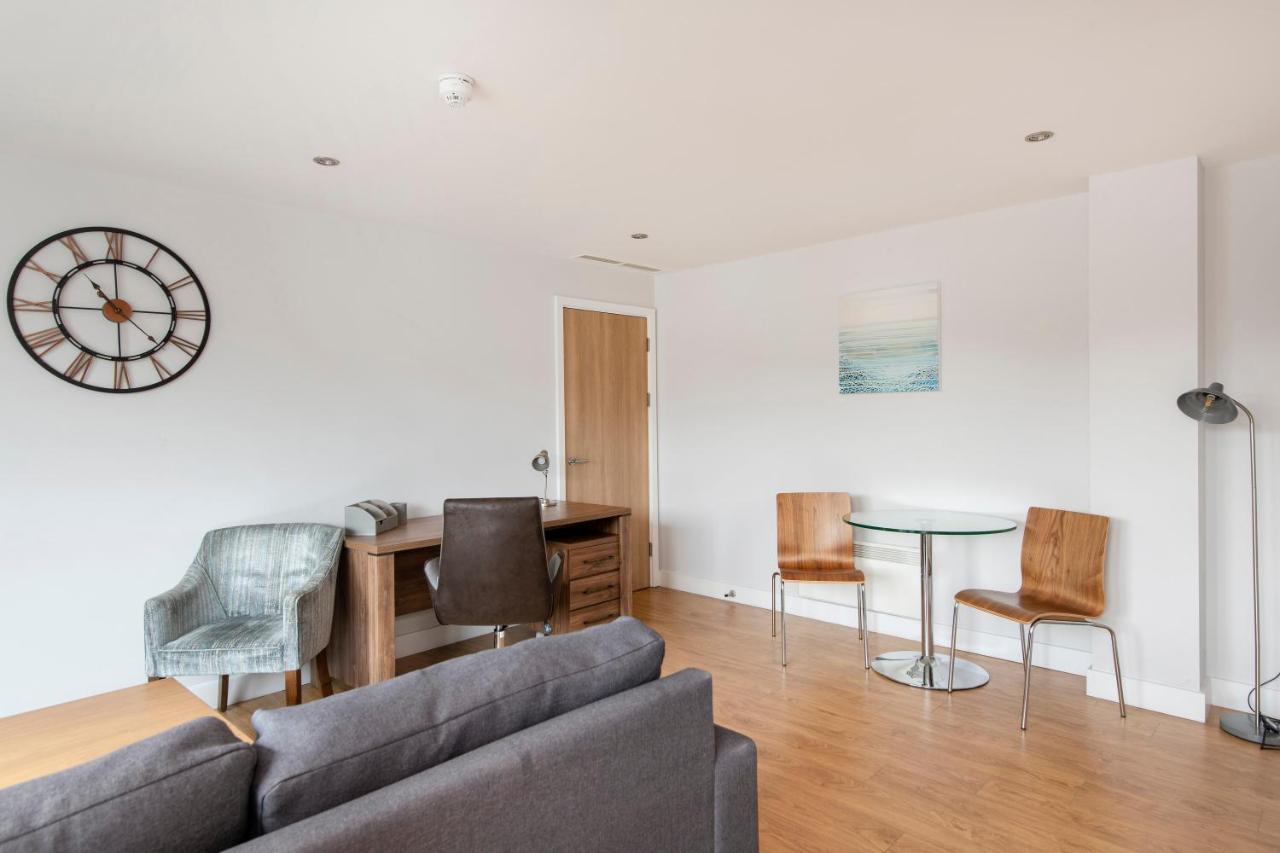 Hq Aparthotel Farnborough Фарнборо Экстерьер фото