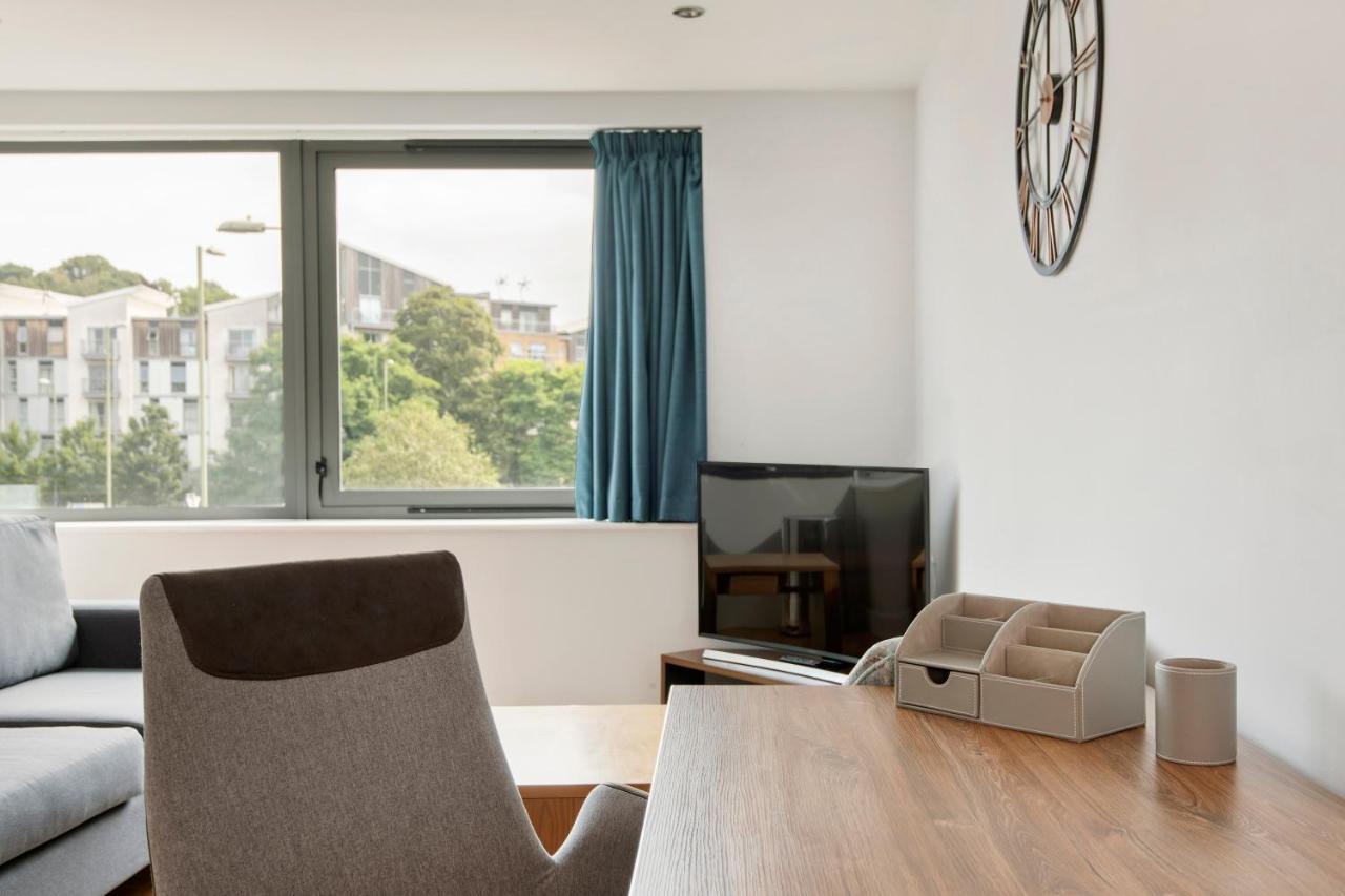 Hq Aparthotel Farnborough Фарнборо Экстерьер фото