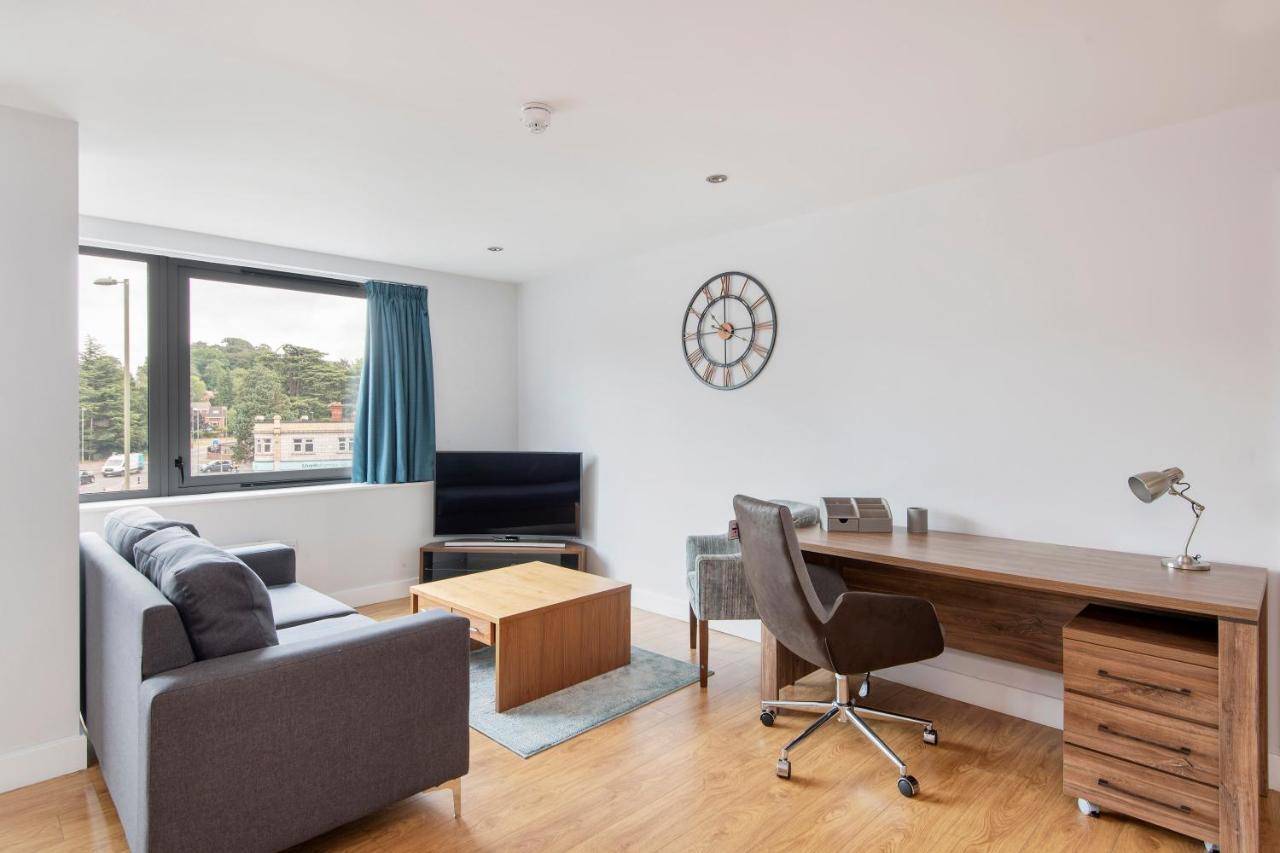 Hq Aparthotel Farnborough Фарнборо Экстерьер фото