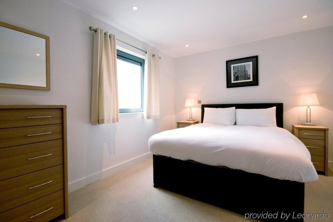 Hq Aparthotel Farnborough Фарнборо Экстерьер фото