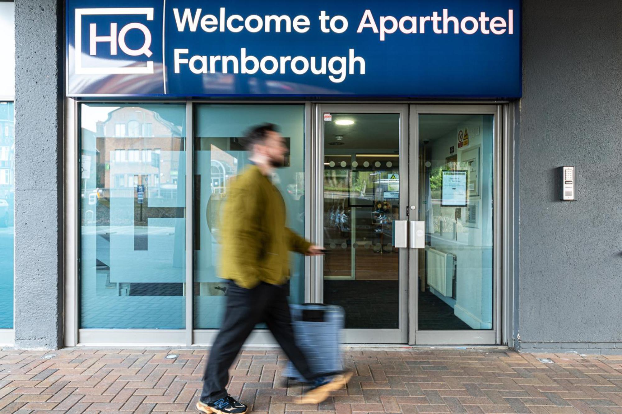 Hq Aparthotel Farnborough Фарнборо Экстерьер фото