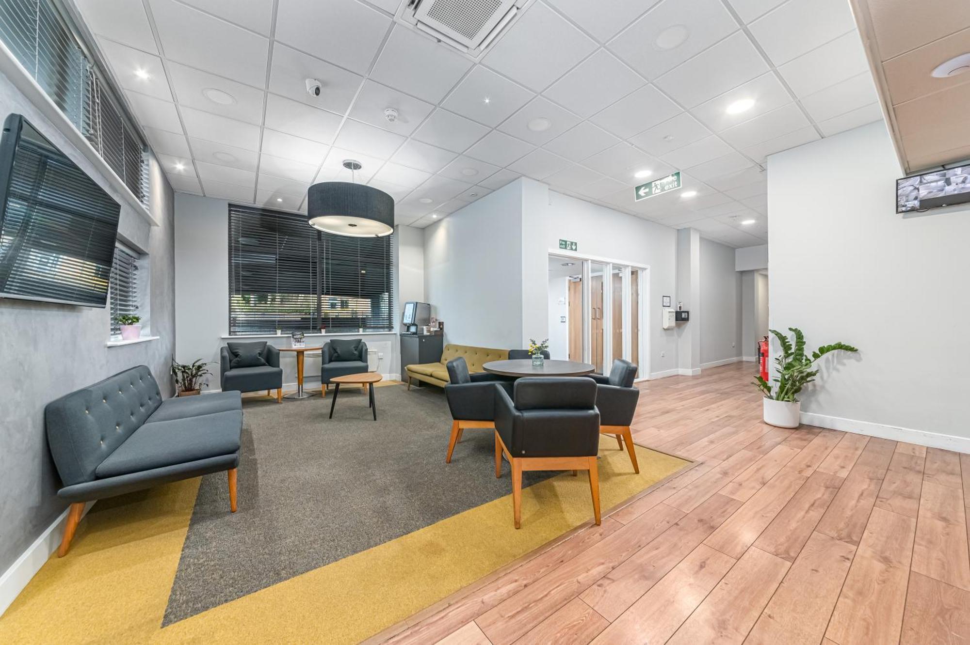 Hq Aparthotel Farnborough Фарнборо Экстерьер фото