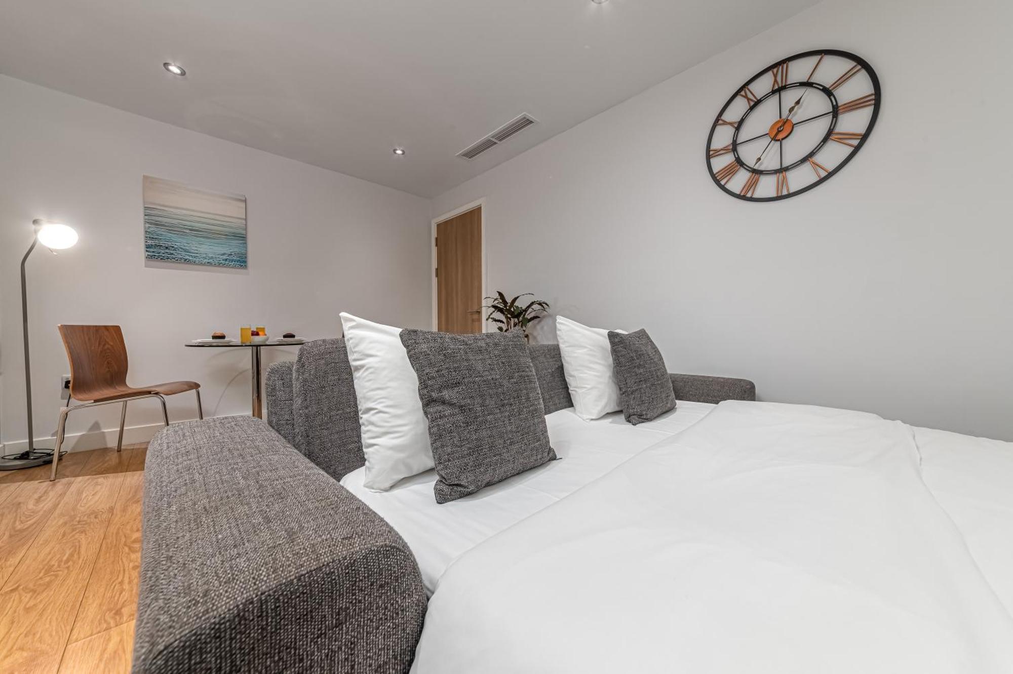 Hq Aparthotel Farnborough Фарнборо Экстерьер фото