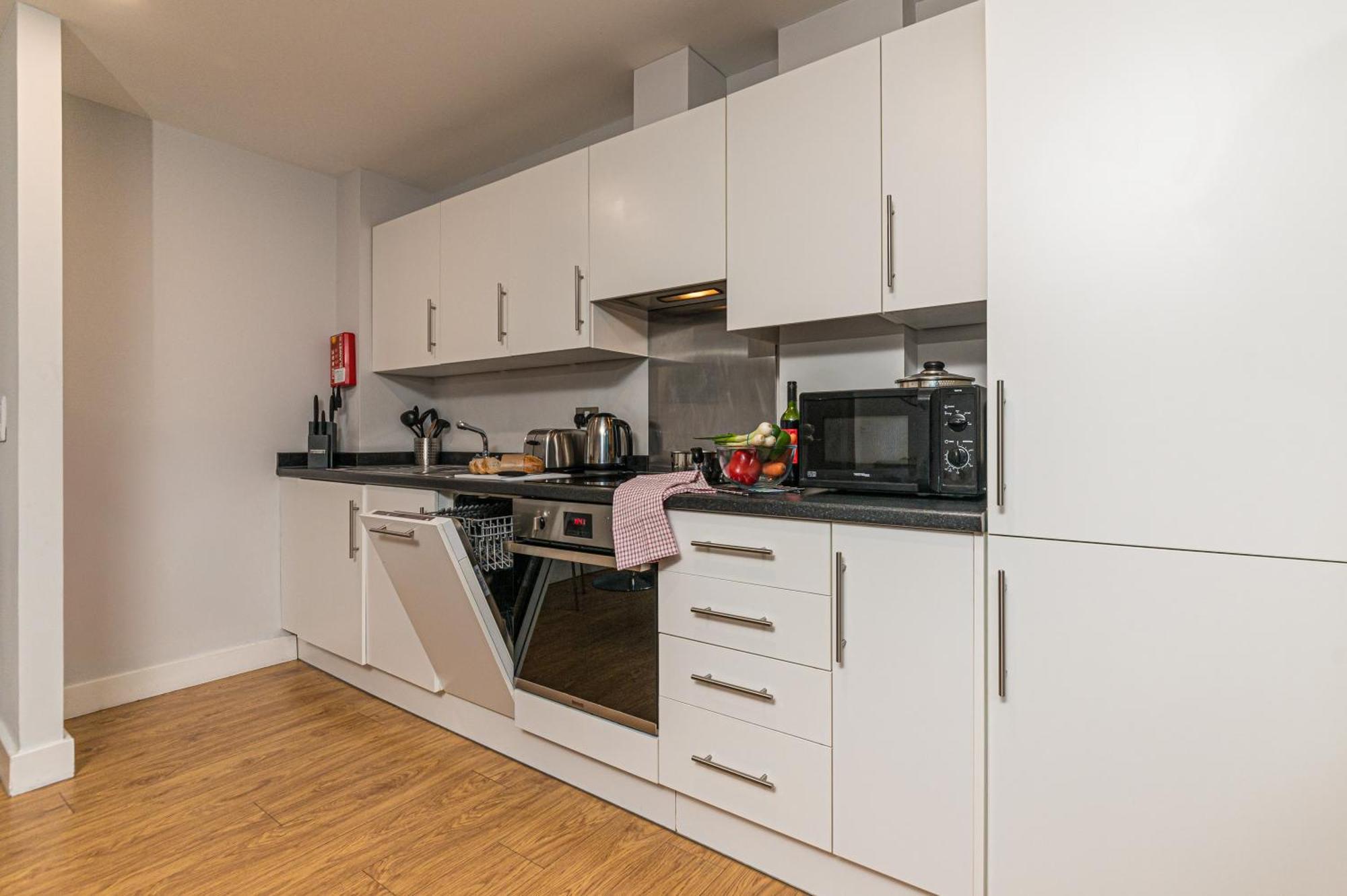 Hq Aparthotel Farnborough Фарнборо Экстерьер фото
