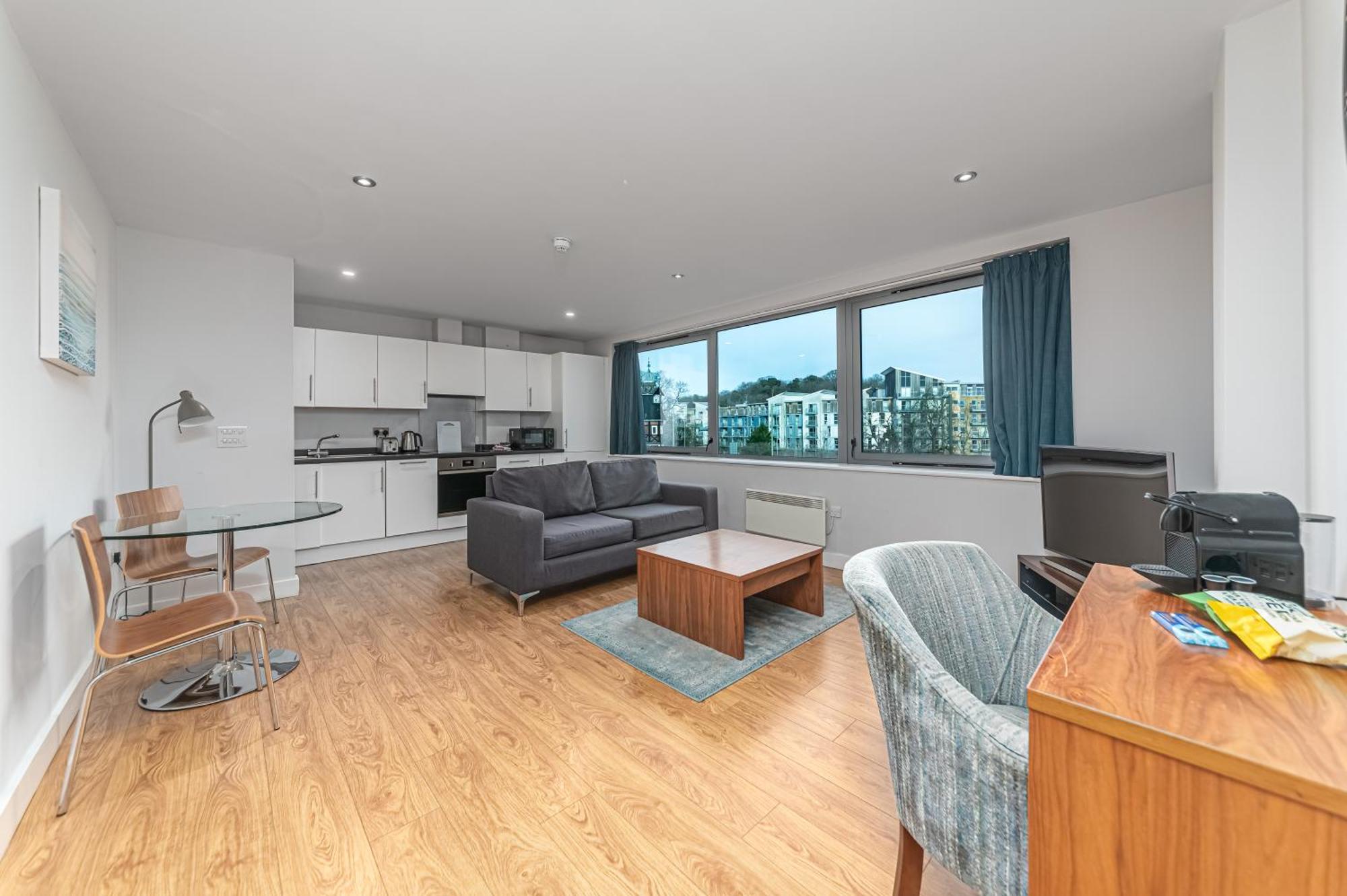 Hq Aparthotel Farnborough Фарнборо Экстерьер фото