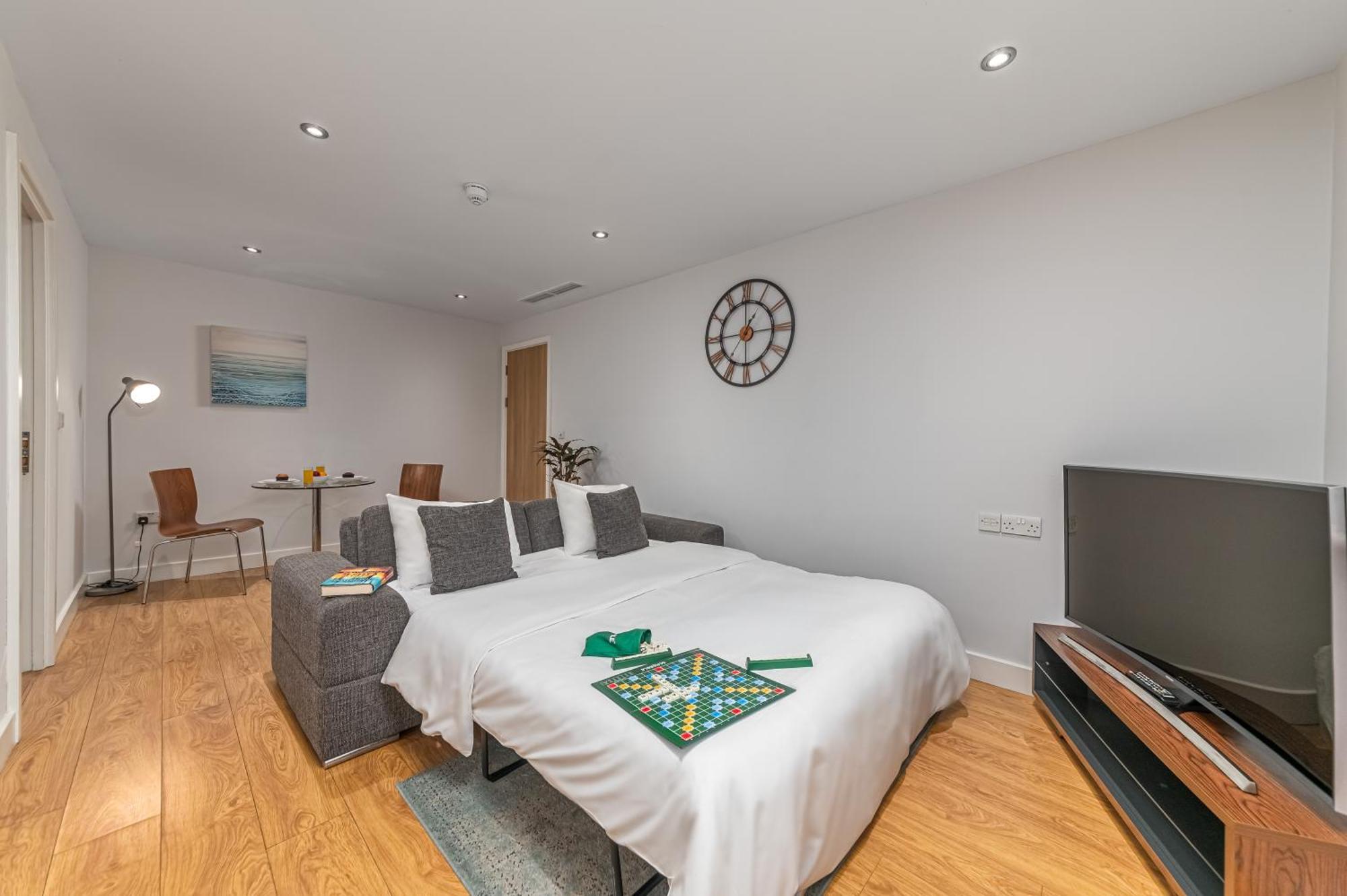 Hq Aparthotel Farnborough Фарнборо Экстерьер фото
