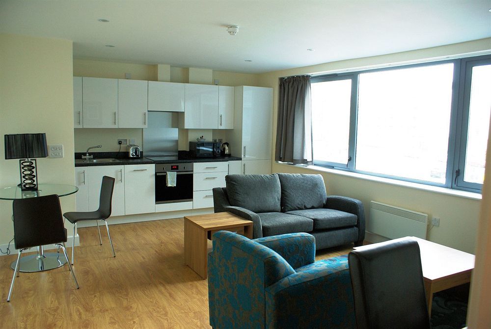 Hq Aparthotel Farnborough Фарнборо Экстерьер фото