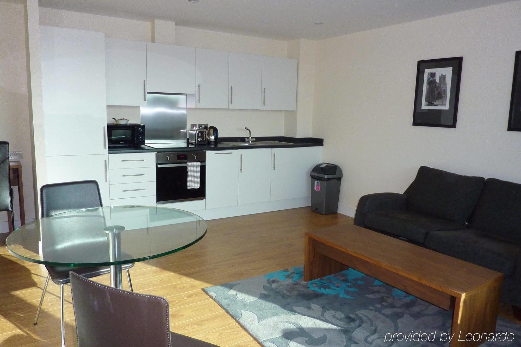 Hq Aparthotel Farnborough Фарнборо Экстерьер фото