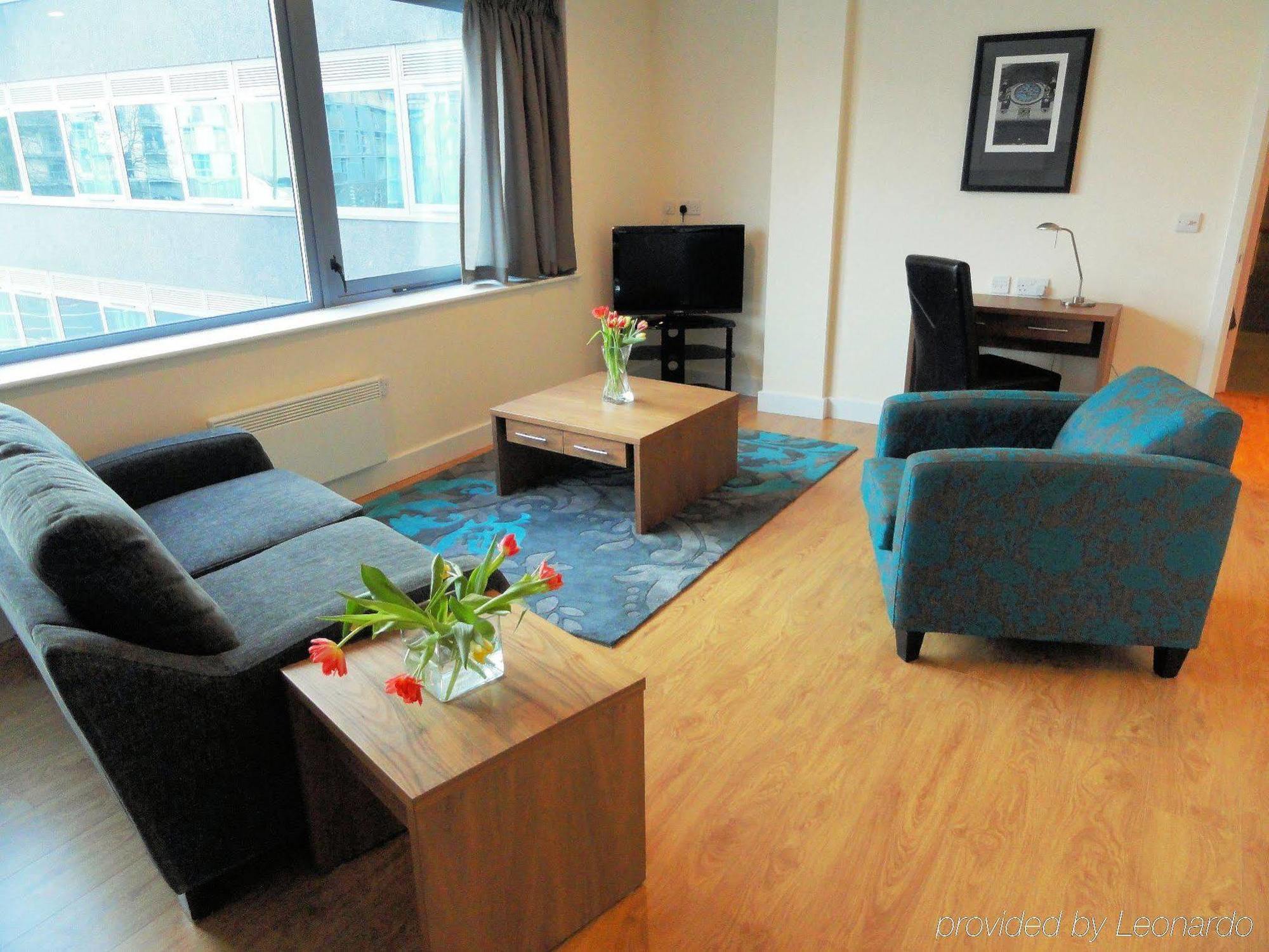 Hq Aparthotel Farnborough Фарнборо Экстерьер фото