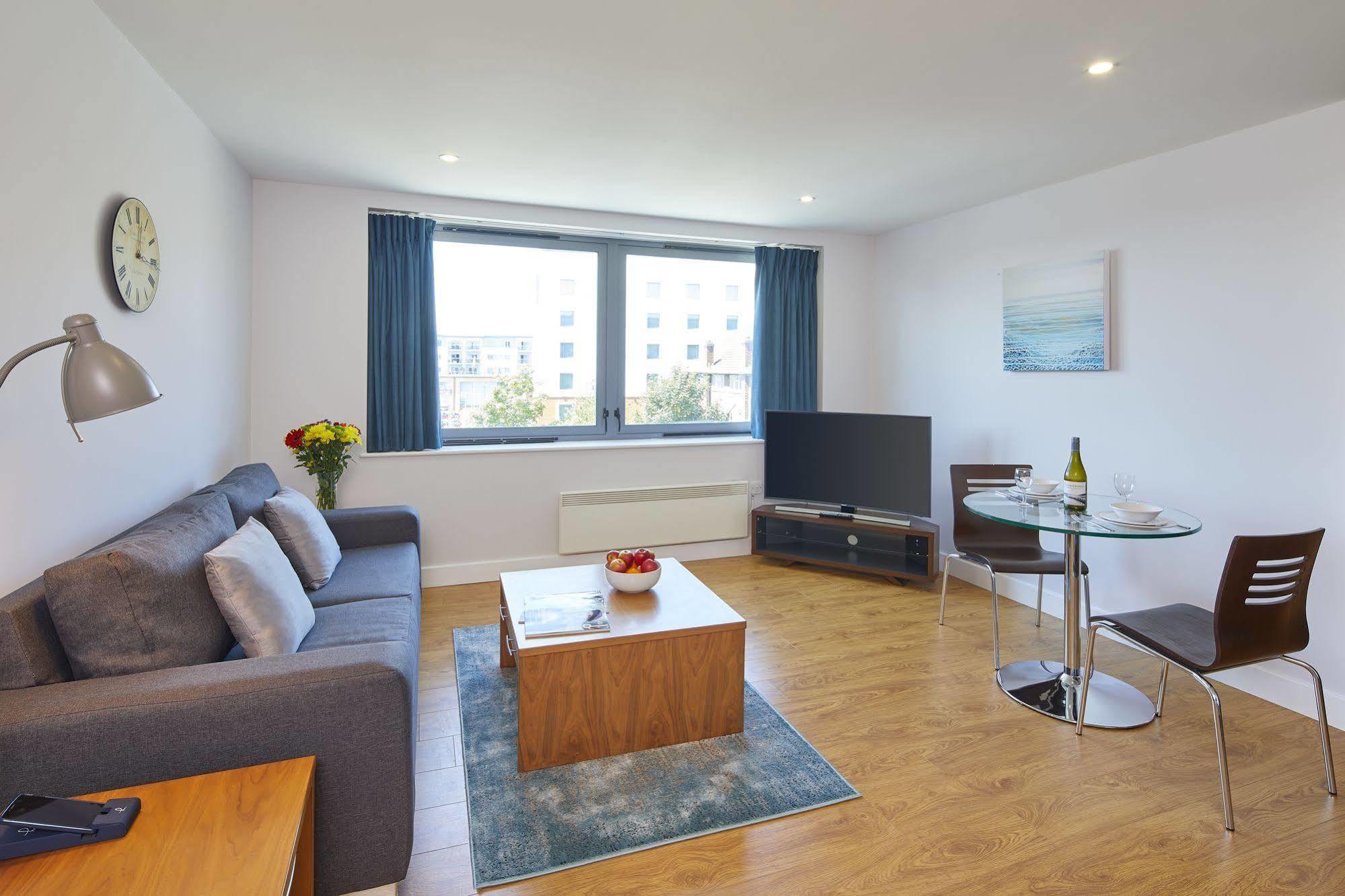 Hq Aparthotel Farnborough Фарнборо Экстерьер фото