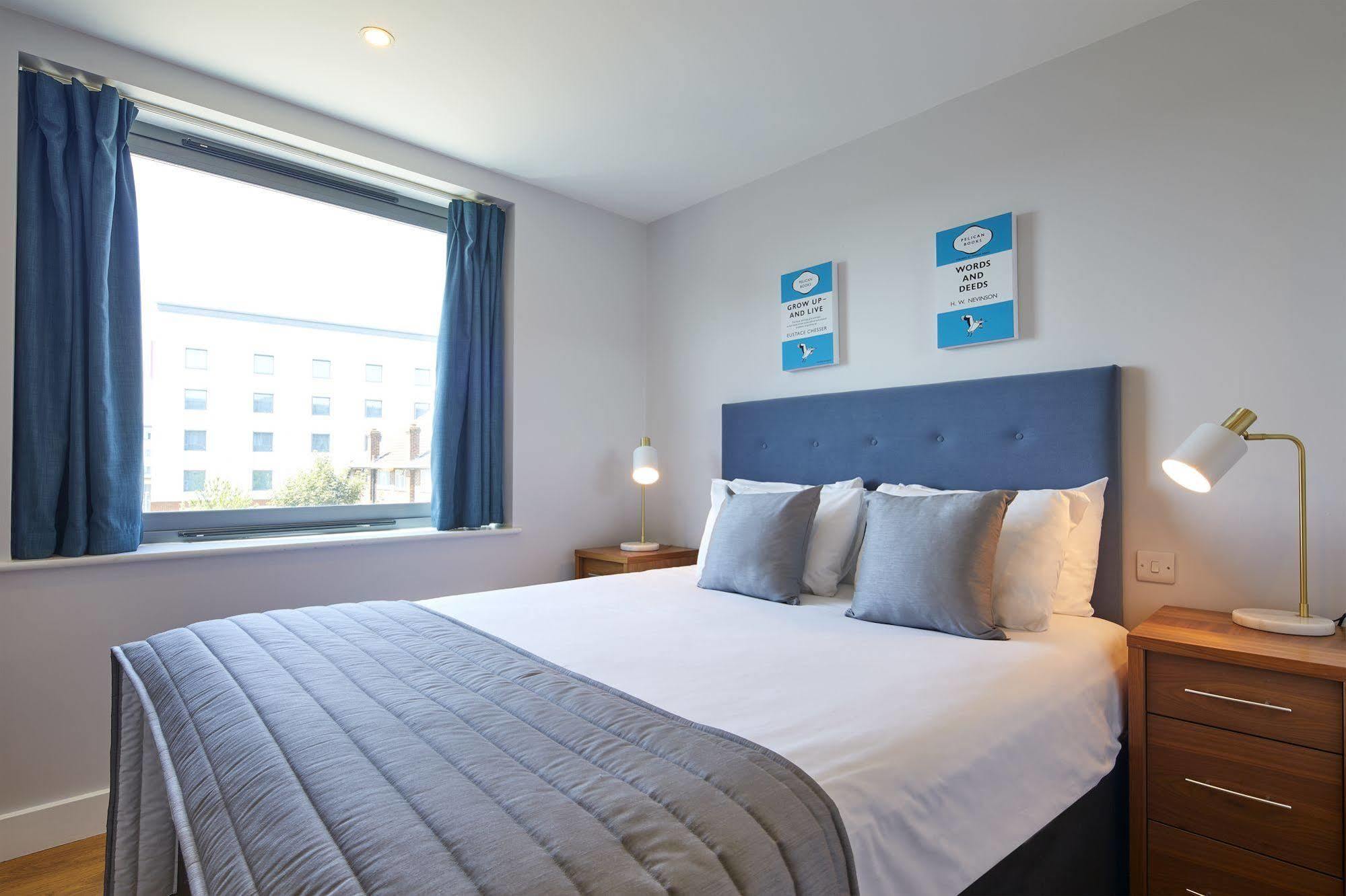 Hq Aparthotel Farnborough Фарнборо Экстерьер фото