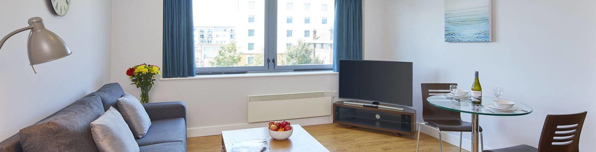 Hq Aparthotel Farnborough Фарнборо Экстерьер фото