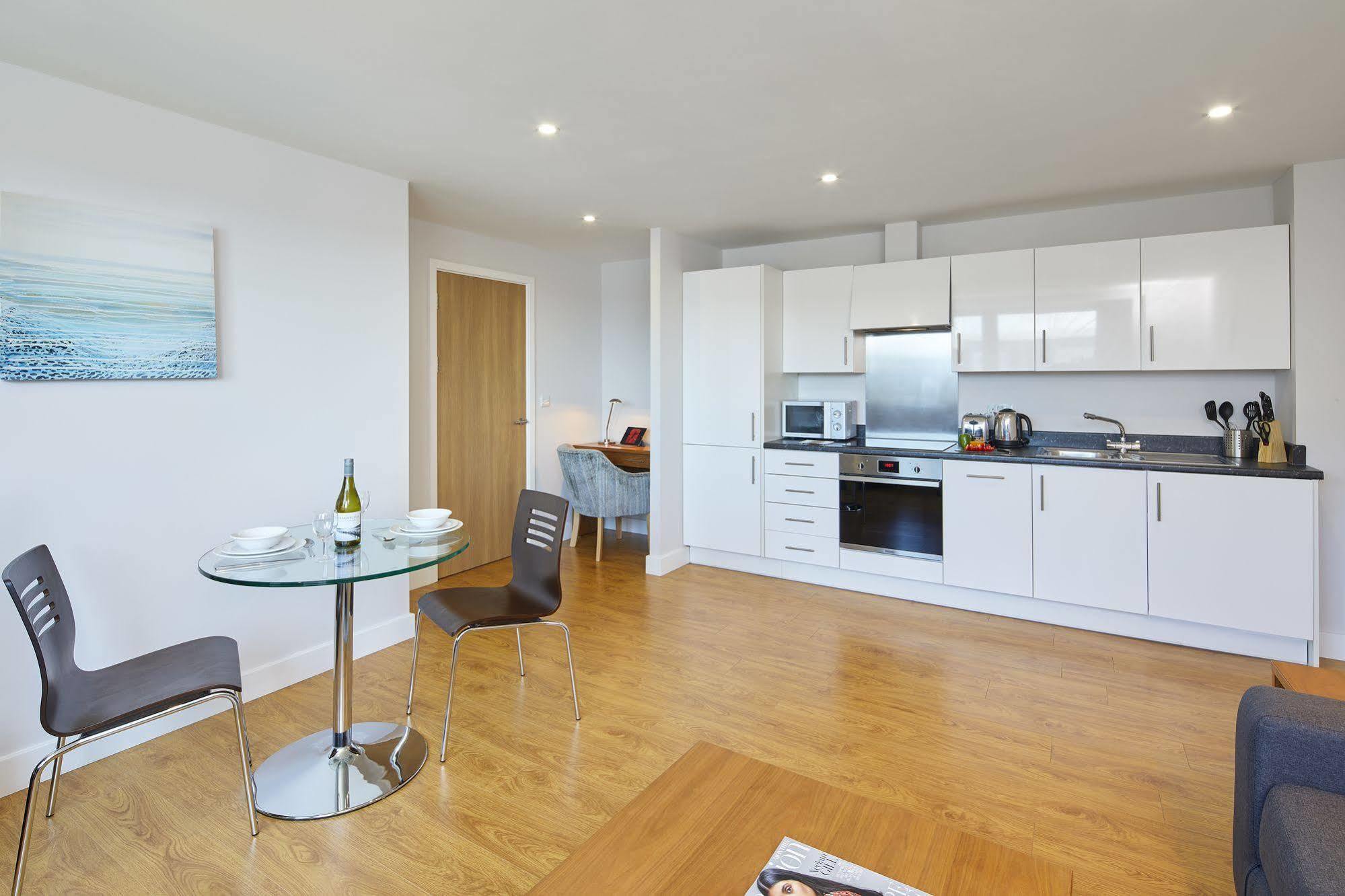 Hq Aparthotel Farnborough Фарнборо Экстерьер фото