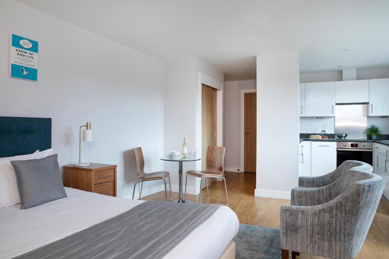 Hq Aparthotel Farnborough Фарнборо Экстерьер фото