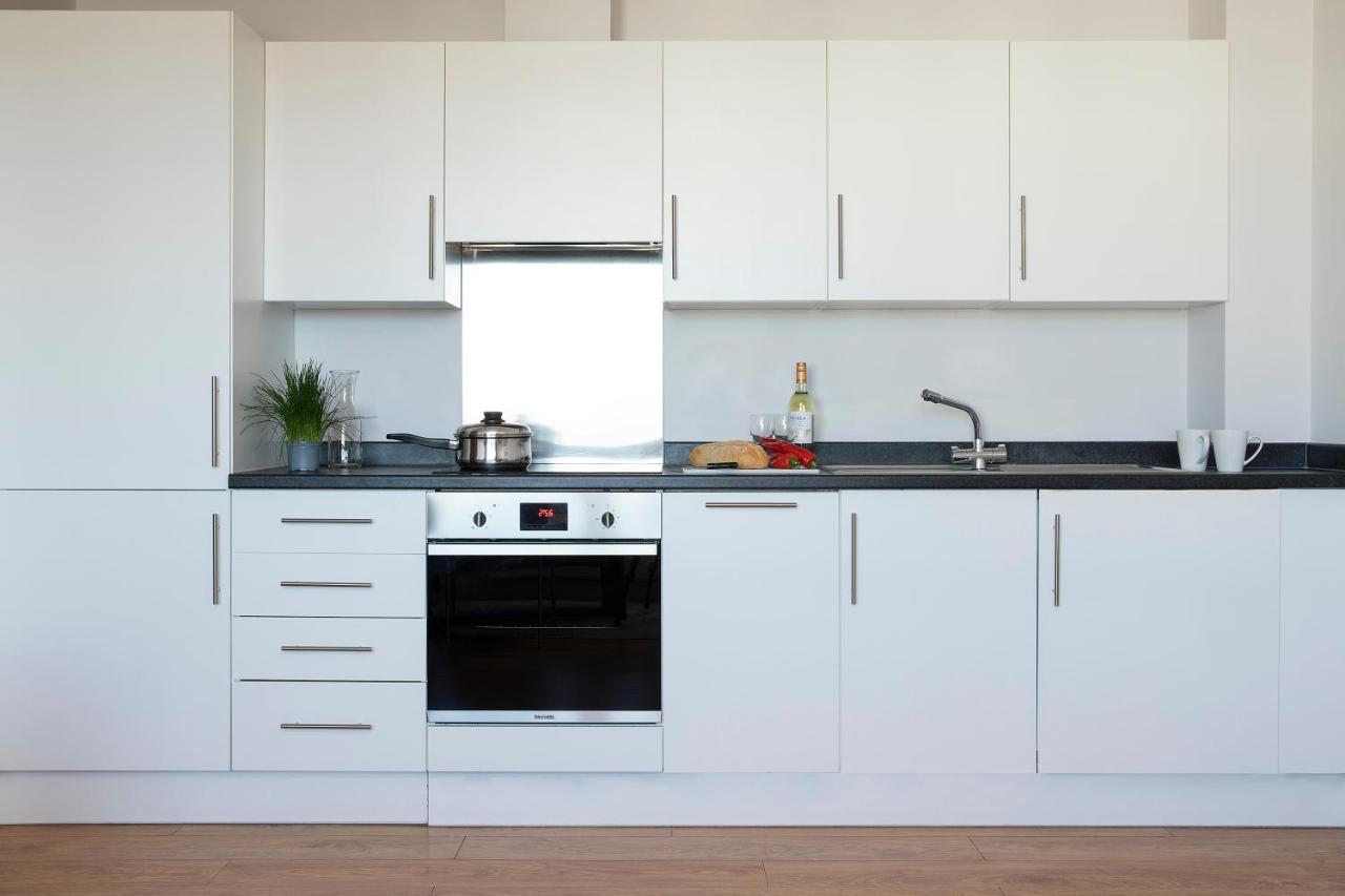 Hq Aparthotel Farnborough Фарнборо Экстерьер фото