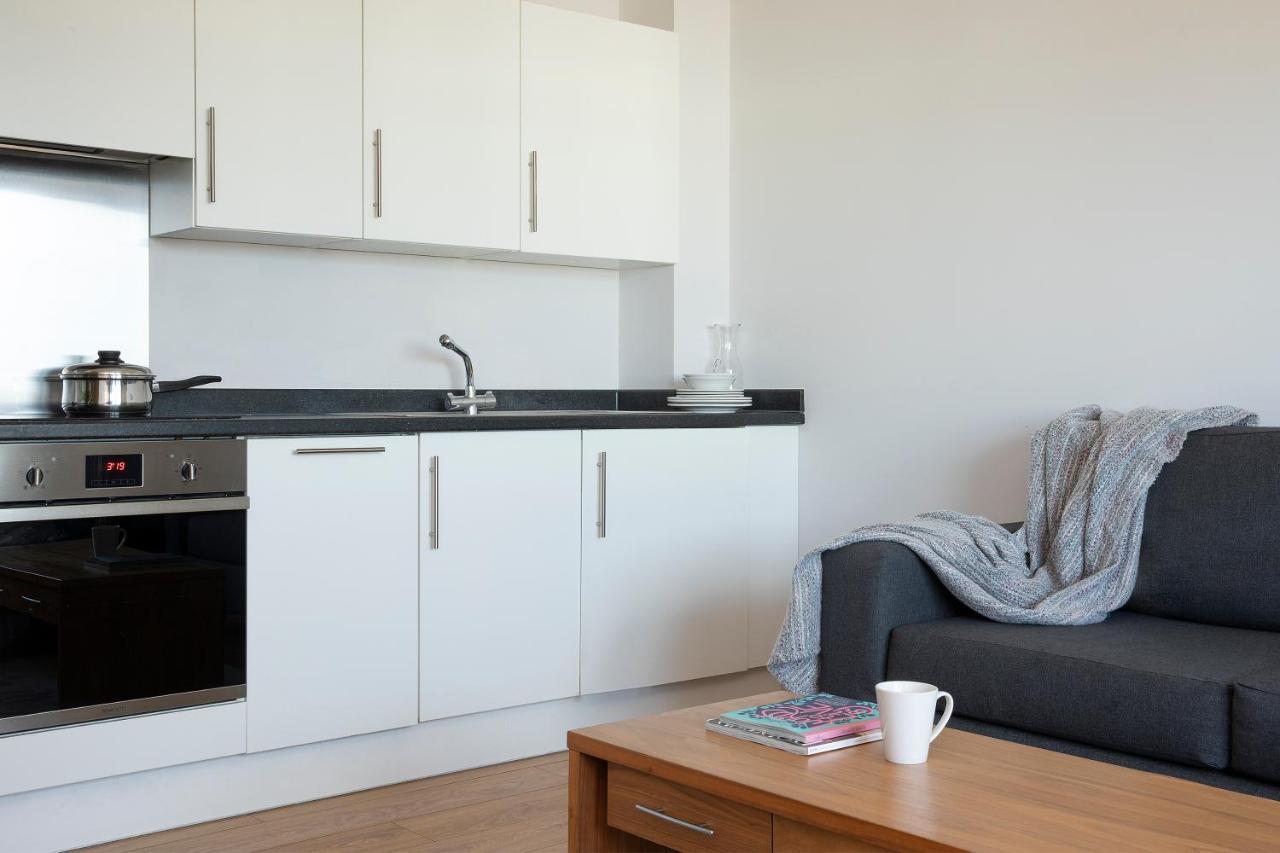 Hq Aparthotel Farnborough Фарнборо Экстерьер фото