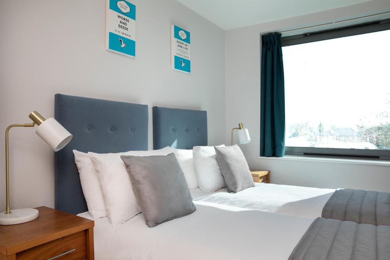 Hq Aparthotel Farnborough Фарнборо Экстерьер фото